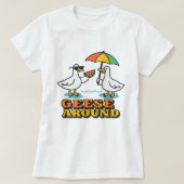 Cute Geese Around; Funny Summer Goose Tシャツ (デザイン正面)