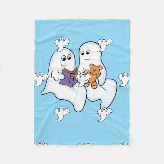 Cute ghosts reading together at Halloween フリースブランケット (正面)
