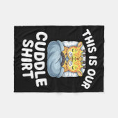 Cute Giraffe Couple This Is Our Cuddle  フリースブランケット (正面(横))