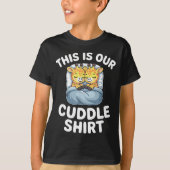 Cute Giraffe Couple This Is Our Cuddle  Tシャツ (正面)