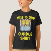 Cute Giraffe Couple This Is Our Cuddle Tシャツ (正面)