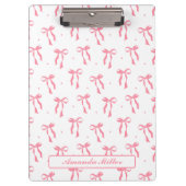 Cute Girly Coquette  Aesthetic Pink Bow Monogram クリップボード (正面)