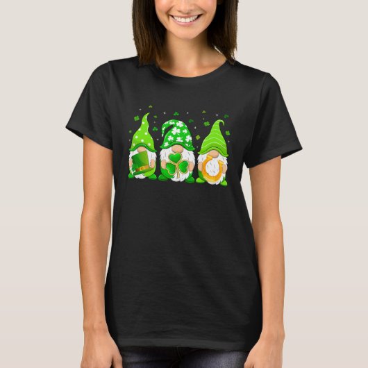 Cute Gnomes St Patrick s Day Gnome Shamrock Lucky  Tシャツ (正面)