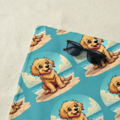 Cute Golden Puppy at Sunny Beach Scene ビーチタオル (インサイチュ)