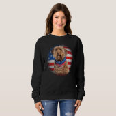 Cute Goldendoodle Dog American Flag Indepedence Da スウェットシャツ (正面フル)