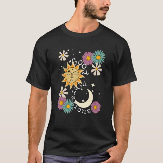 Cute Good Vibration Boho Sun Moon Flowers Energy P Tシャツ (正面)
