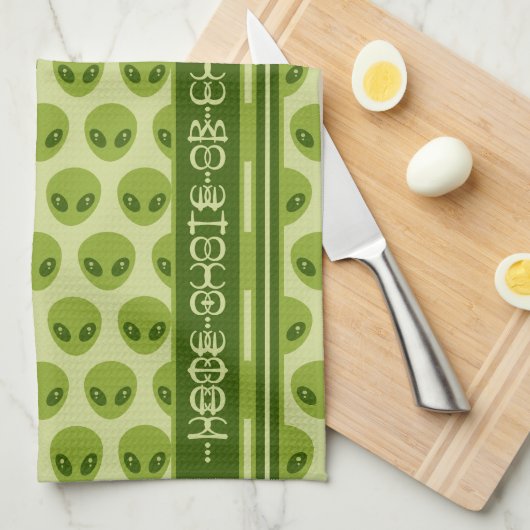 Cute Green Alien Pattern with Your Name in Glyphs キッチンタオル (四つ折り)