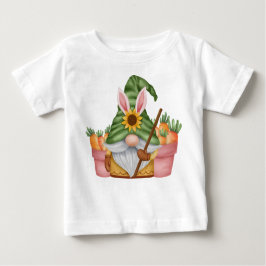 CUTE GREEN EASTER GNOME WITH ORANGE CARROTS ベビーTシャツ