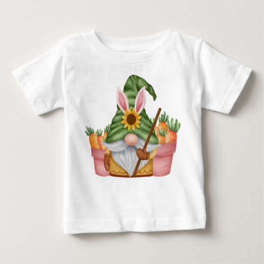 CUTE GREEN EASTER GNOME WITH ORANGE CARROTS ベビーTシャツ (正面)
