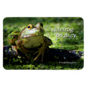 Cute Green Frog Strikes a Pose on the Hose マグネット (横)