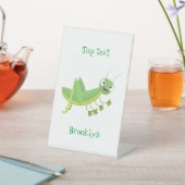 Cute green happy grasshopper cartoon 台座サイン (インサイチュ)
