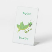 Cute green happy grasshopper cartoon 台座サイン (正面)