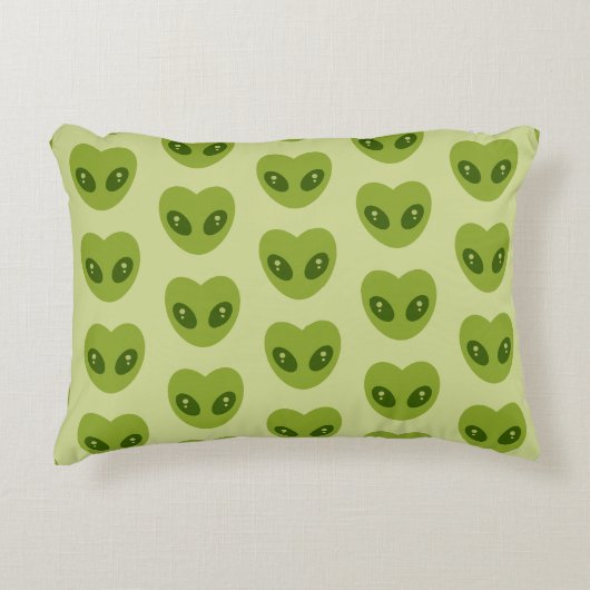 Cute Green Heart-Shaped Alien Head Pattern アクセントクッション (正面)