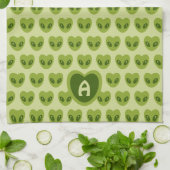 Cute Green Heart-Shaped Alien Pattern Monogram Kit キッチンタオル (折り畳み)