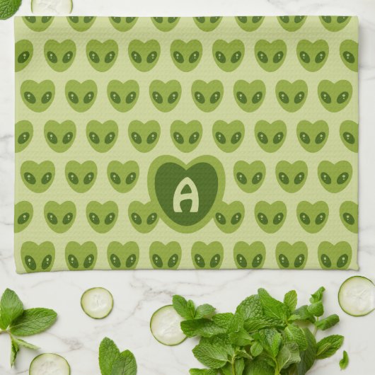 Cute Green Heart-Shaped Alien Pattern Monogram Kit キッチンタオル (折り畳み)