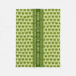 Cute Green Heart-Shaped Alien Your Name in Glyphs フリースブランケット