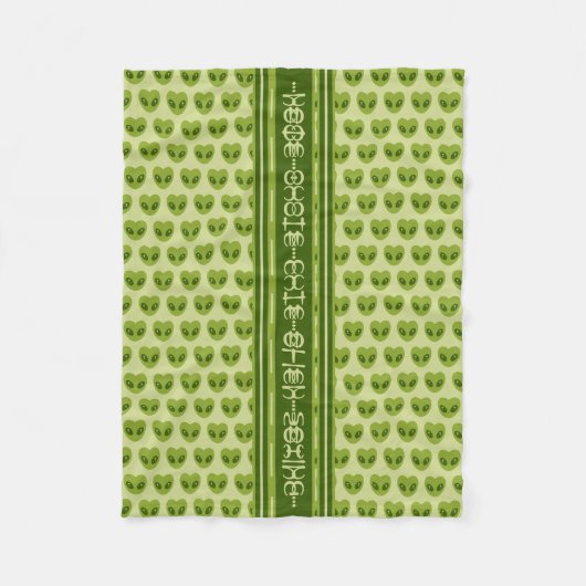 Cute Green Heart-Shaped Alien Your Name in Glyphs フリースブランケット (正面)