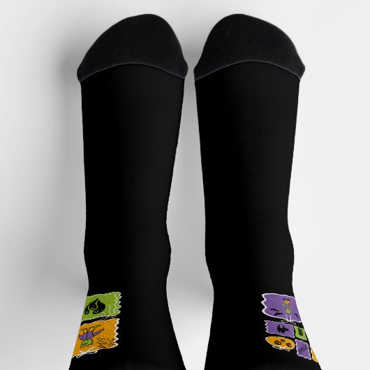 Cute Halloween Characters Frankenstein and Zombie ソックス (上部)