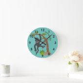 Cute happy baby gorilla cartoon illustration ラウンド壁時計 (ホーム)