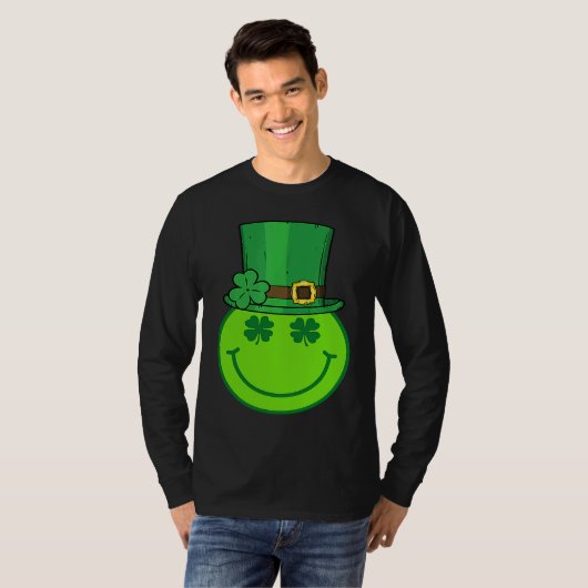 Cute Happy Face Leprechaun  St Patricks Day Irish  Tシャツ (正面フル)