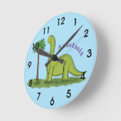 Cute happy green brontosaurus dinosaur cartoon ラウンド壁時計 (傾斜)