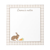 Cute Hare With Carrots On Beige Gingham Easter ノートパッド (正面)