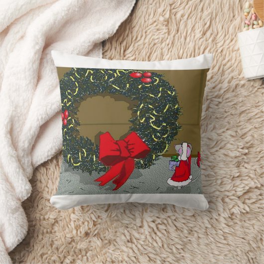 Cute Holiday Pillow with a mouse and wreath. クッション (ブランケット)