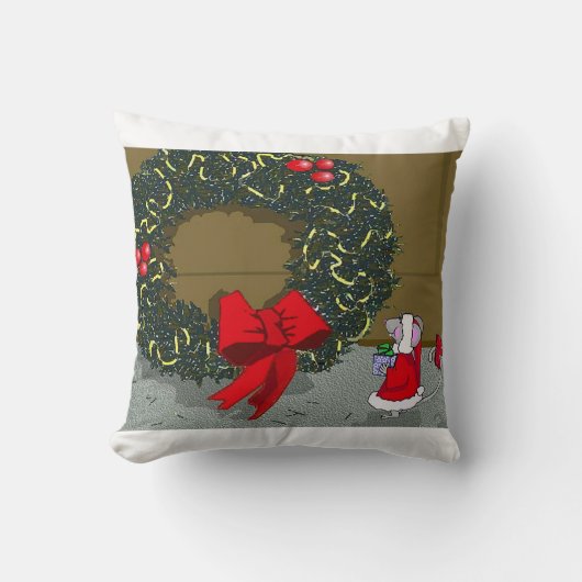 Cute Holiday Pillow with a mouse and wreath. クッション (正面)