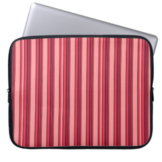 Cute hot pink stripes ラップトップスリーブ