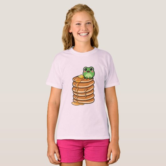 Cute Kawaii Green Frog Sitting on Giant Stack Tシャツ (正面フル)