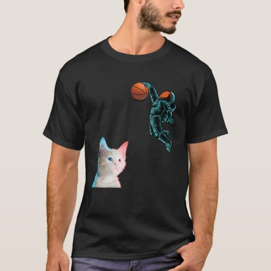 Cute Kitten Astronaut Playing Basketball For Cat Tシャツ (正面)