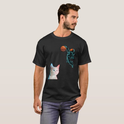 Cute Kitten Astronaut Playing Basketball For Cat Tシャツ (正面フル)