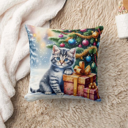 Cute Kitten Under Christmas Tree クッション (ブランケット)