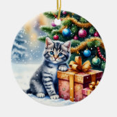 Cute Kitten Under Christmas Tree セラミックオーナメント (正面)