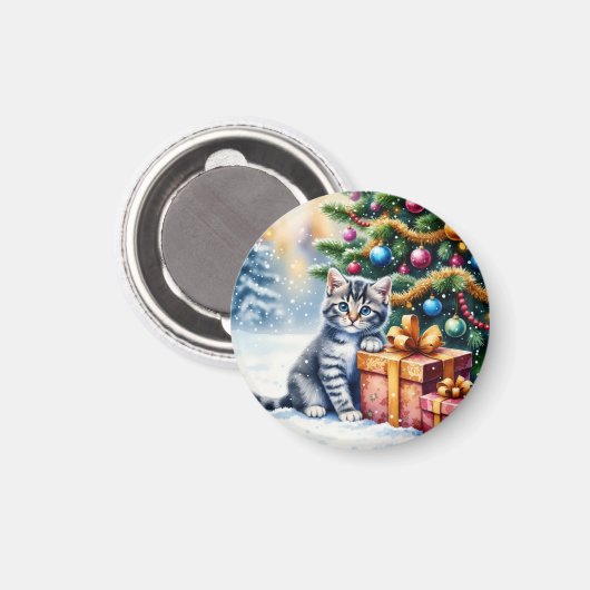 Cute Kitten Under Christmas Tree マグネット (正面/裏面)