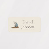 Cute Kitten with Backpack Neutral Clothes ラベル (デザイン1)