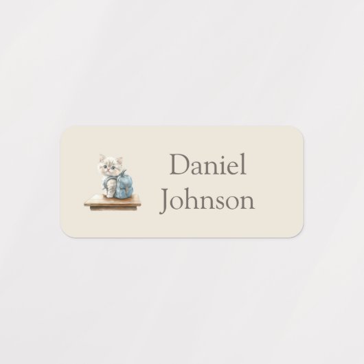 Cute Kitten with Backpack Neutral Clothes ラベル (デザイン1)