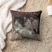 Cute Kittens in Basket Throw Pillow クッション (ブランケット)