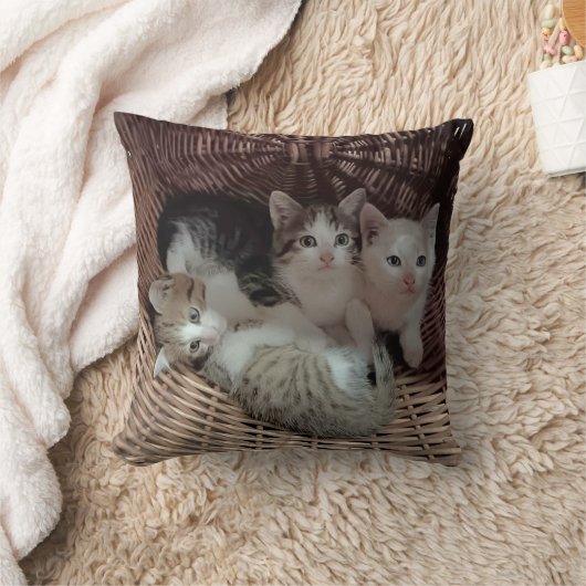 Cute Kittens in Basket Throw Pillow クッション (ブランケット)