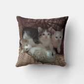 Cute Kittens in Basket Throw Pillow クッション (裏面)