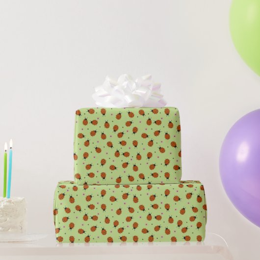 Cute ladybugs Easter pattern on light green ラッピングペーパー (パーティーギフト)