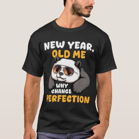 Cute Lazy Panda New Year Old Me 2026 Funny Sarcast Tシャツ (正面)