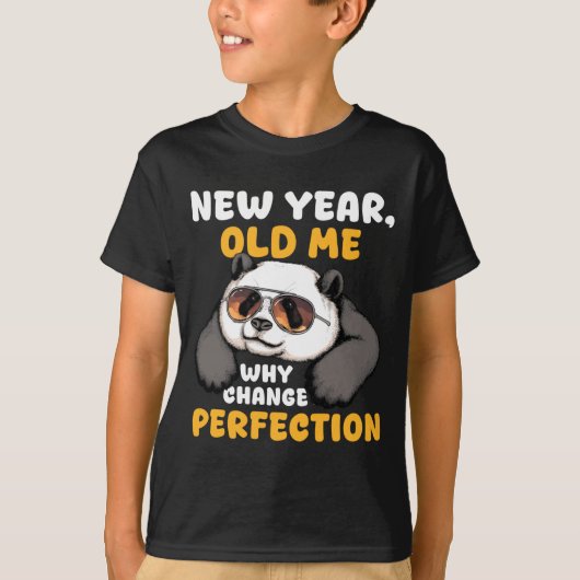 Cute Lazy Panda New Year Old Me 2026 Funny Sarcast Tシャツ (正面)
