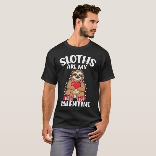 Cute lazy sloth holding heart love sloth valentine tシャツ (正面フル)