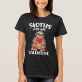 Cute lazy sloth holding heart love sloth valentine tシャツ (正面)