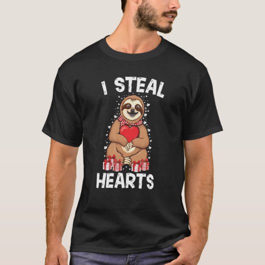Cute lazy sloth holding heart love sloth valentine tシャツ (正面)