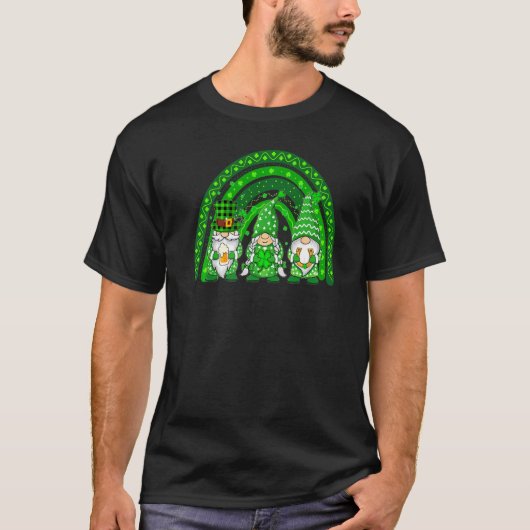 Cute Lucky Rainbow Gnome Happy St Patricks Day Fam Tシャツ (正面)