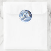 Cute Mama and Baby White Foxes in the Snow ラウンドシール (バッグ)