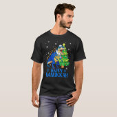 Cute Menorasaurus Rex Dinosaur Tree Christmas Happ Tシャツ (正面フル)