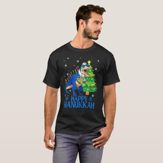 Cute Menorasaurus Rex Dinosaur Tree Christmas Happ Tシャツ (正面フル)